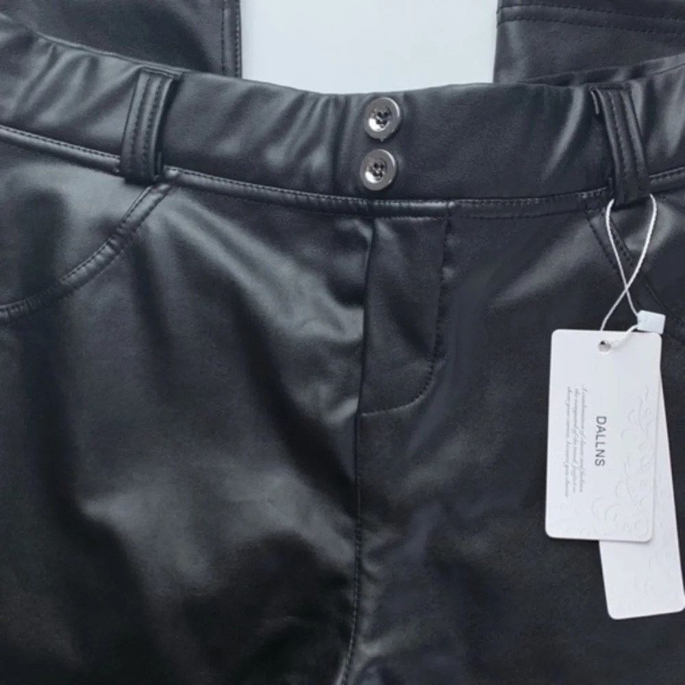 Dallns women's faux leather, black leggings, ruched bum, medium, new with tags - Picture 3 of 7